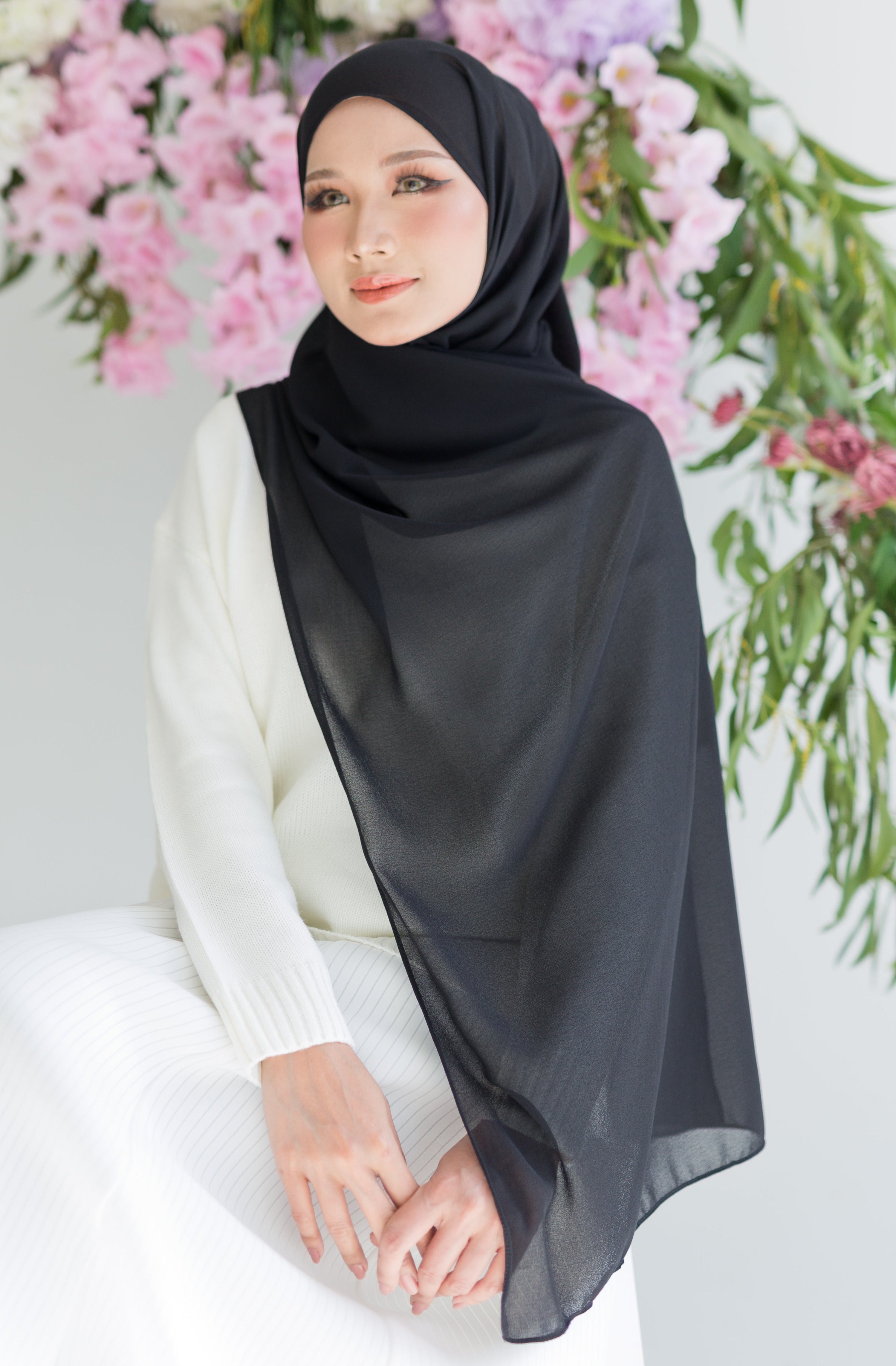 Estrella Basic Shawl in Black